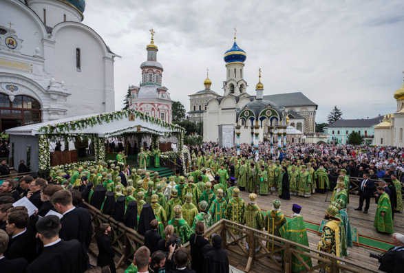 В канун праздника обретения мощей преподобного Сергия Радонежского митрополит Кирилл сослужил Святейшему Патриарху Кириллу за всенощным бдением в Троице-Сергиевой лавре