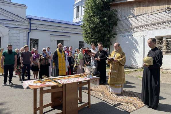 На храм Седмиезерной иконы Божией Матери в посёлке Царицыно установлен крест