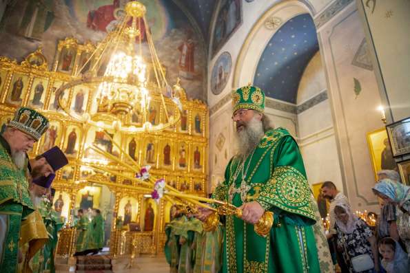 В день памяти святых благоверных князей Петра и Февронии Муромских митрополит Кирилл совершил Литургию в архиерейском подворье священномученика Кирилла Казанского