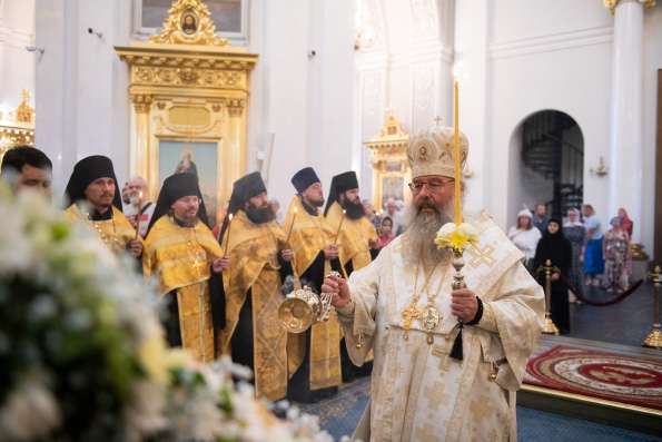 В канун Недели 6-й по Пятидесятницы митрополит Кирилл совершил всенощное бдение в Казанском соборе