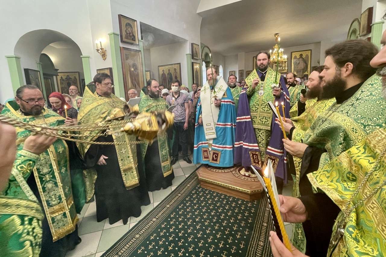 В канун престольного праздника в Серафимовском храме состоялось архиерейское богослужение