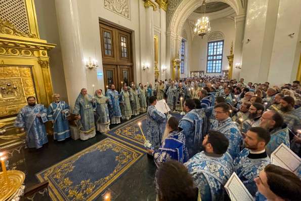 В канун праздника Казанской иконы Божией Матери всенощное бдение в Казанском кафедральном соборе возглавил Патриарший экзарх всея Беларуси