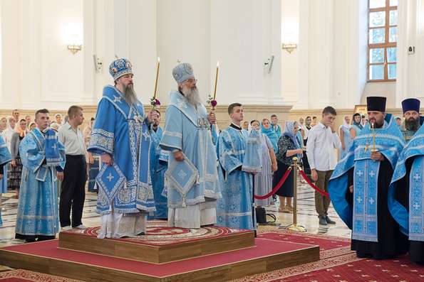 В канун празднования в честь Казанской-Пензенской иконы Богородицы митрополит Кирилл совершил всенощное бдение в Спасском соборе города Пензы