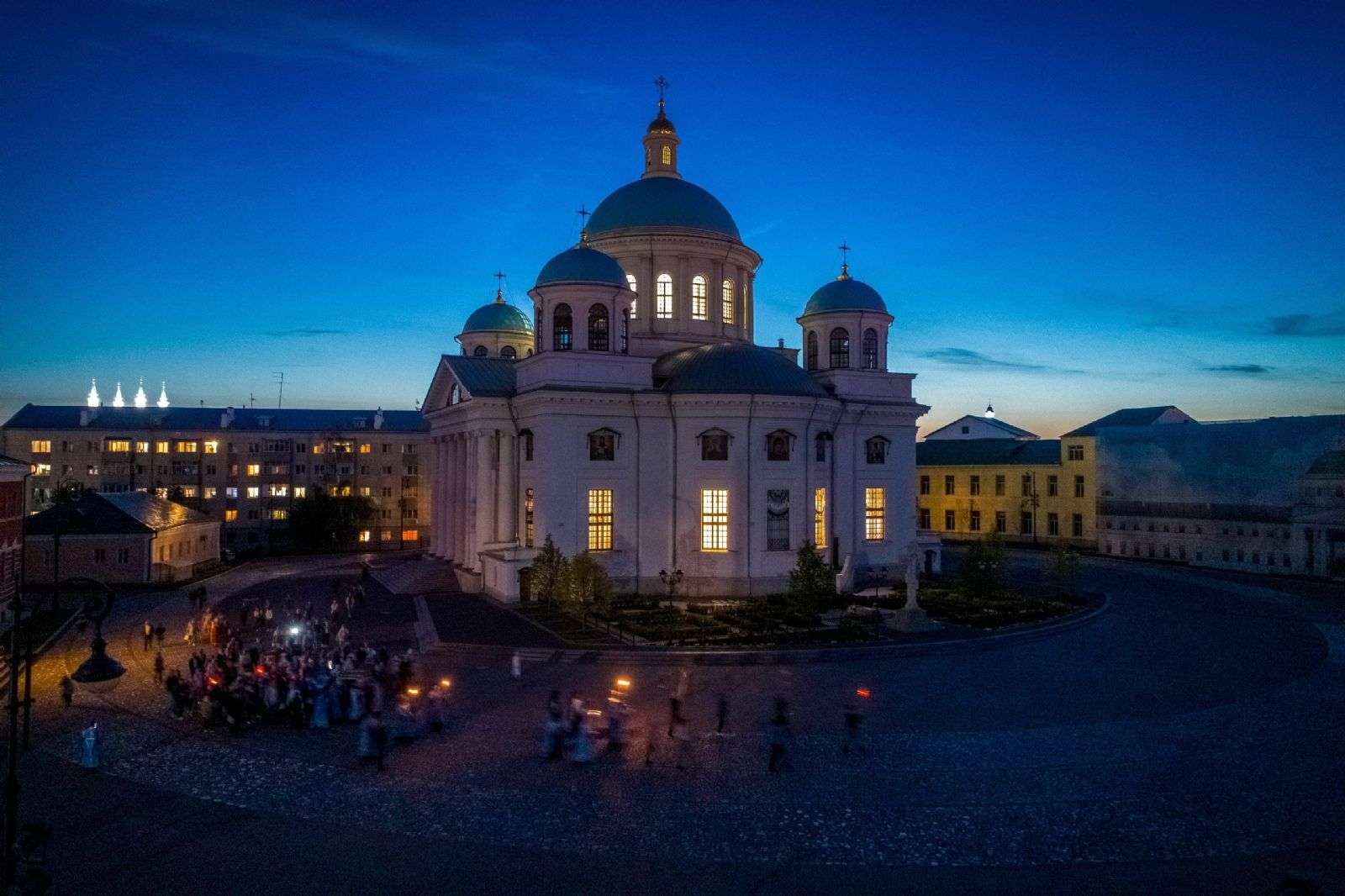  Митрополит Кирилл совершил в Казанском соборе утреню с чином погребения Плащаницы Пресвятой Богородицы