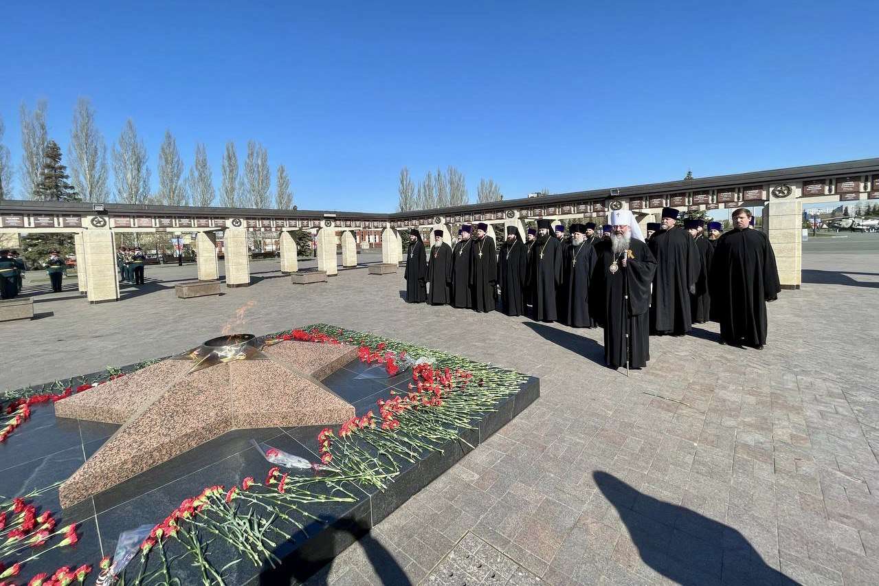 В канун Дня Победы митрополит Кирилл возложил венок к казанскому мемориалу героям Великой Отечественной войны